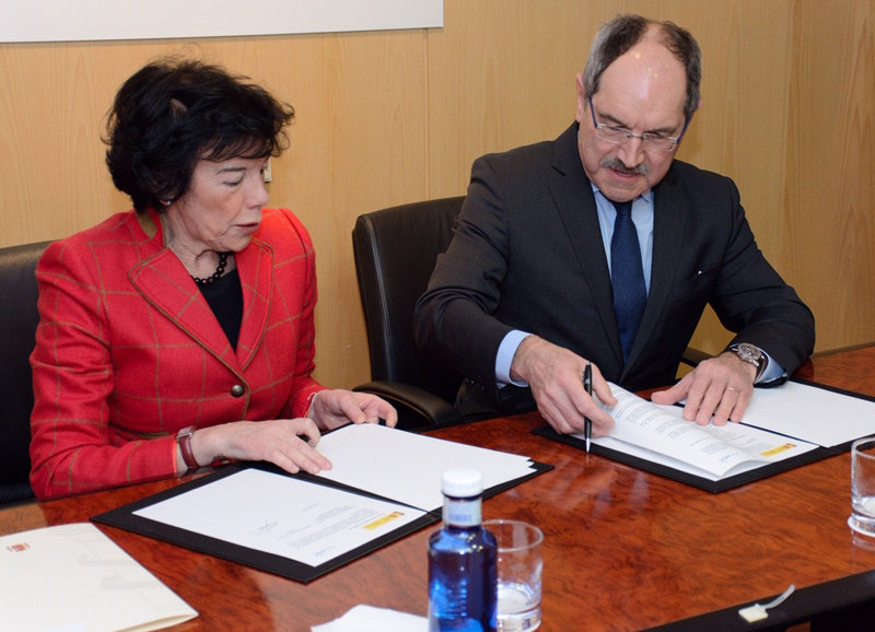 Isabel Celáa, ministra de Educación y Formación Profesional y Pedro Mier, presidente de AMETIC