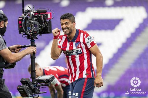 Luis Suarez celebrando ante las cámaras la última victoria del Atlético de Madrid