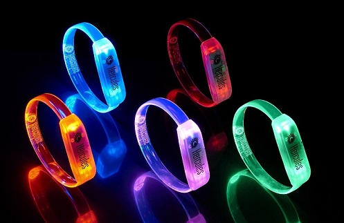 Estas pulseras LED se iluminan al ritmo de la música