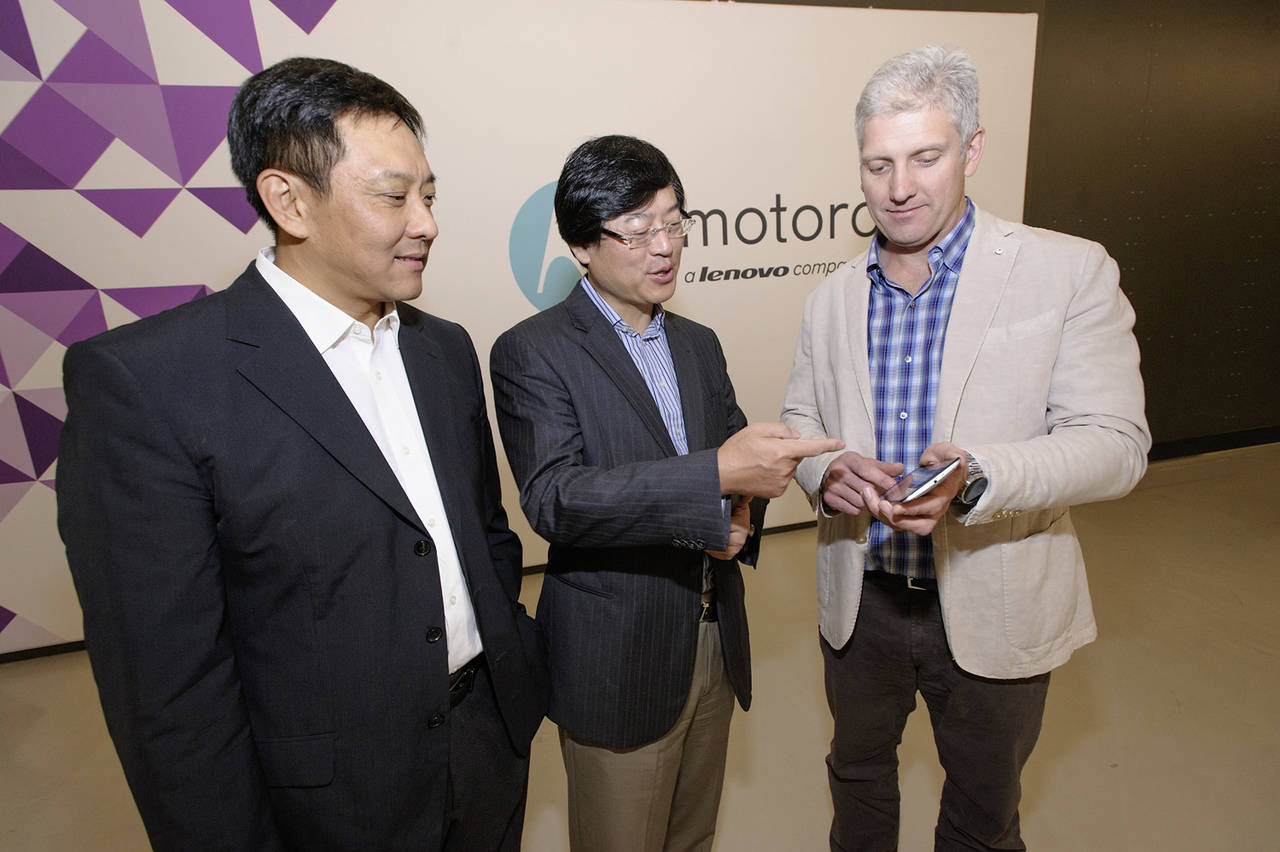 Liu Jun, vicepresidente ejecutivo de Lenovo y presidente del comité ejecutivo de Motorola; Yang Yuanqing, CEO de Lenovo y Rick Osterloh, presidente y COO de Motorola Mobility