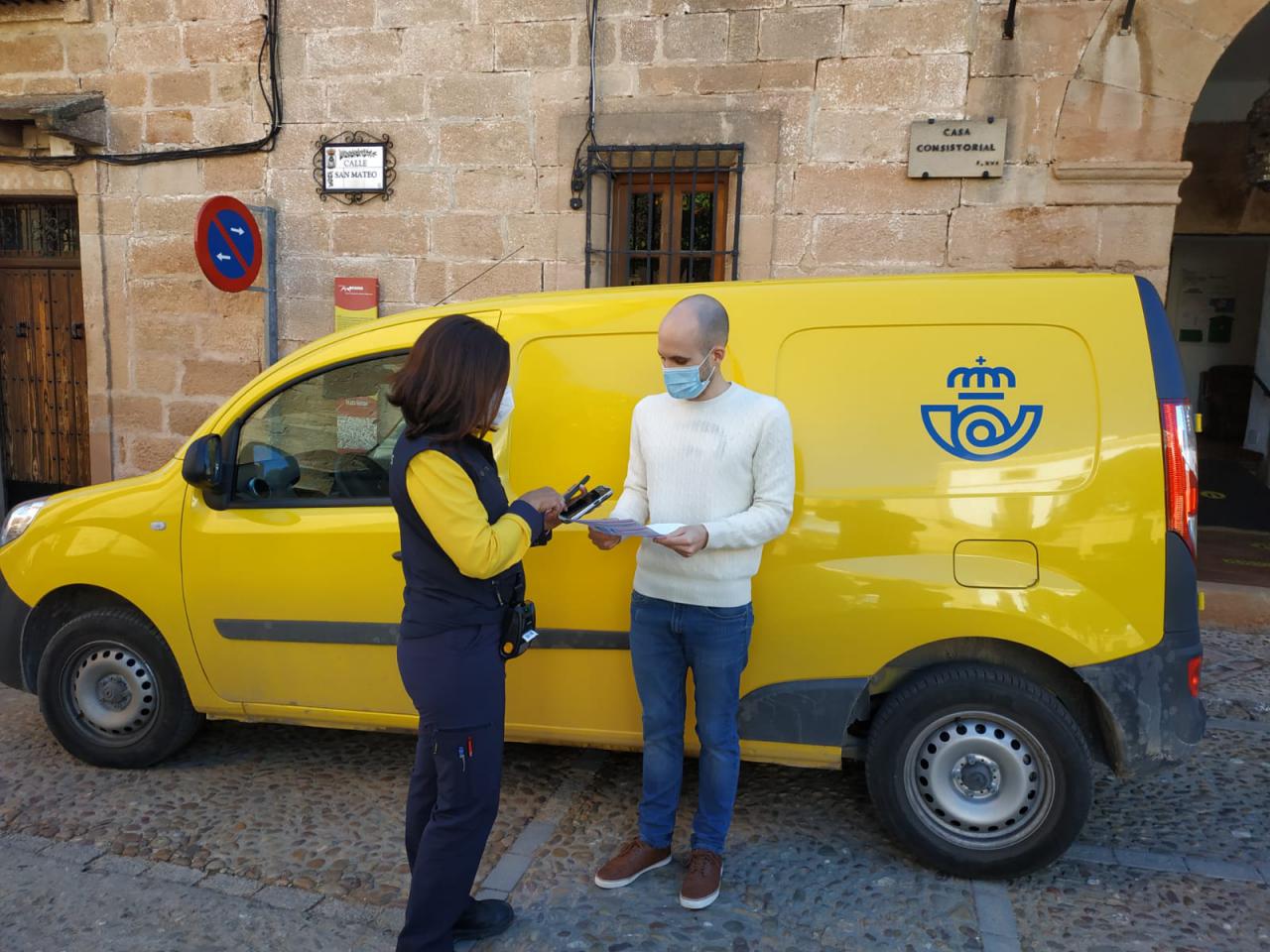 Los carteros rurales de Correos podrán ofrecer el pago mediante tarjeta bancaria, smartphones y relojes inteligentes