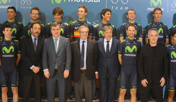 'Movistar Team' con el director global de Asuntos Públicos de Telefónica, Carlos López Blanco; el secretario de Estado para el Deporte, Miguel Cardenal; el presidente de Telefónica, César Alierta; el director del Movistar Team, Eusebio Unzué y el embajador de la marca Telefónica, Ferran Adrià.