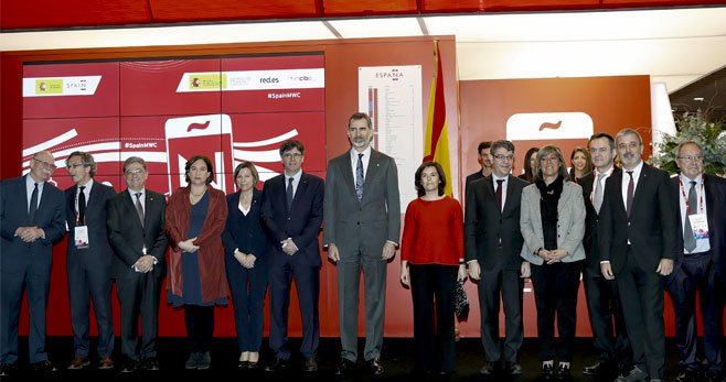 Álvaro Nadal, ministro de Industria, Turismo y Agenda Digital (al lado de la vicepresidenta del Gobierno, Soraya Sáenz de Santamaría) acompañaba a S.M. el Rey Felipe VI en el recorrido inaugural del MWC durante el cual han conocido los principales stands de la feria.
