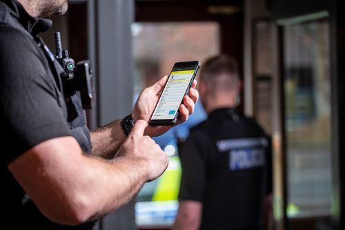 Motorola ayuda a las fuerzas policiales británicas a mantener la distancia de seguridad
