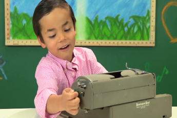Niño y máquina de escribir