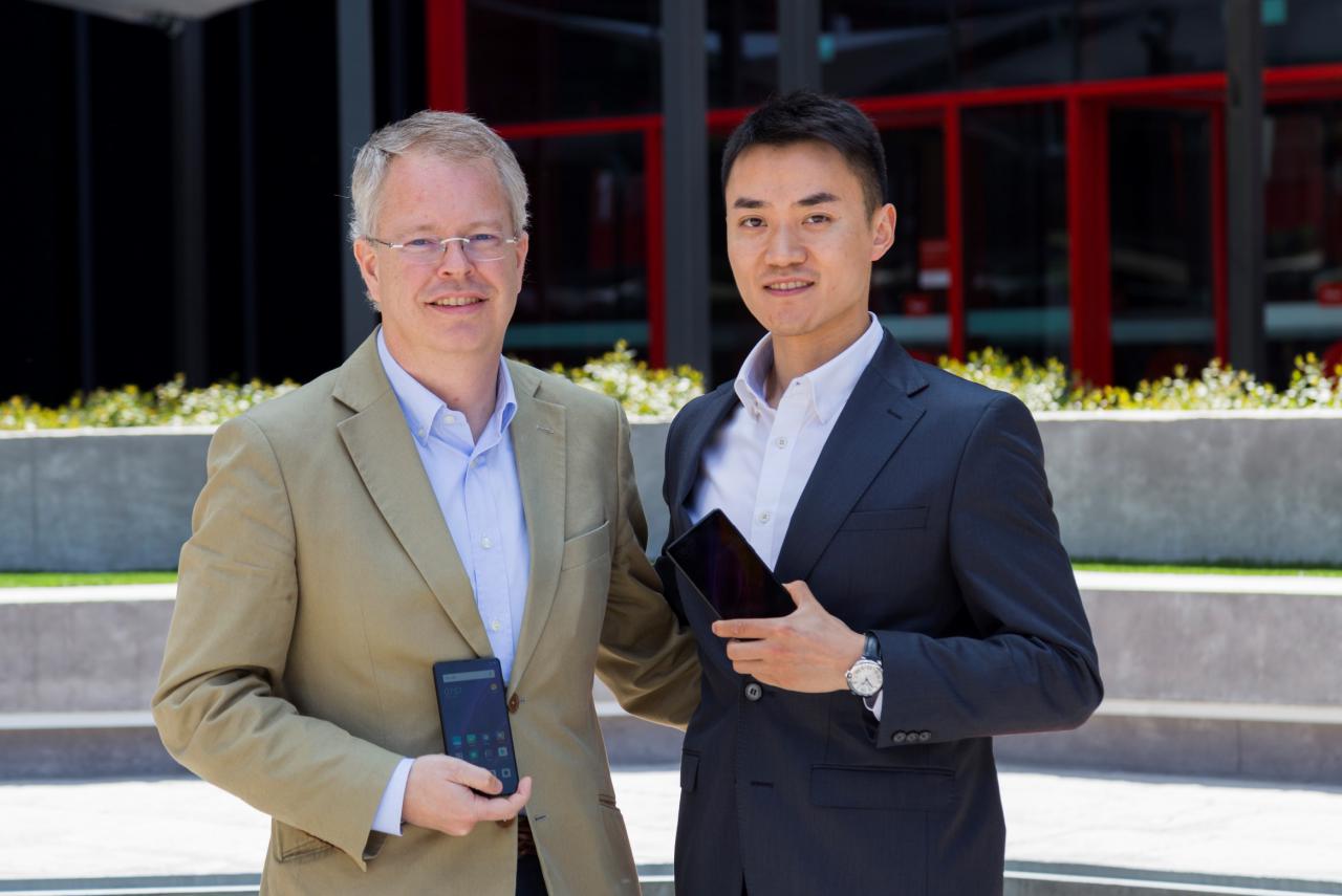 Nuno Taviera, director de terminales de Vodafone España, y Wen Ou, vicepresidente senior de Xiaomi