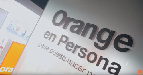 Orange crea un programa para acompañar y formar a los más mayores