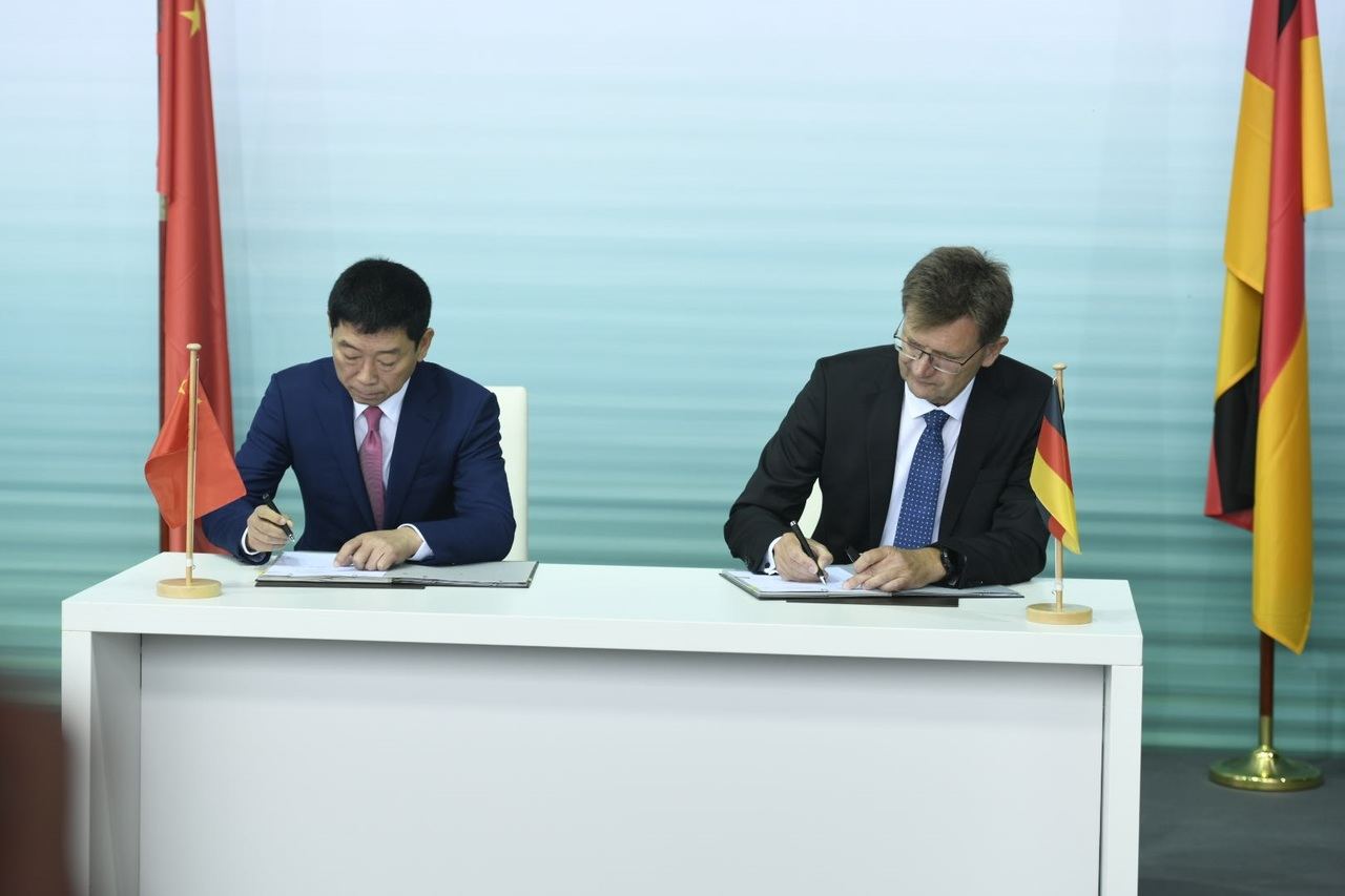 Wei Jianjun, fundador y presidente de Great Wall Motor, y Klaus Fröhlich, miembro del Consejo de Administración de BMW AG para el desarrollo, durante la firma de la joint venture