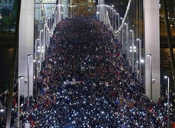 Protestas masivas en Hungría por el 'impuesto revolucionario' de Internet