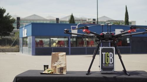 Repartir hamburguesas a domicilio con drones será posible en un futuro cercano