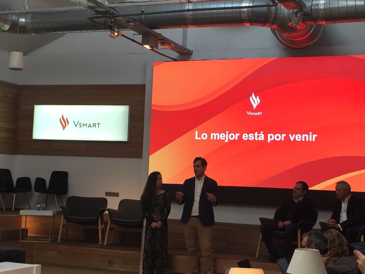 Katherine Nguyen, Marketing Deputy CEO de Vsmart, Rodrigo del Prado, Deputy CEO de BQ, Sergio Louro, Head of Telecom MediaMarkt Iberia y Eloy Fustero, Business Development Qualcomm España en la presentación de Vsmart en Madrid.