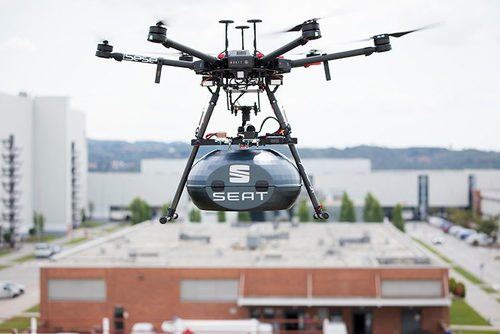 Un dron suministra piezas de automoción a SEAT