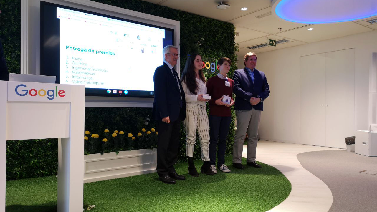 Dos integrantes del equipo del Colegio Montaigne de Sevilla recogen el galardón tras ganar el premio a Vídeo Más Popular de los STEM For Kids durante la entrega de premios en las oficinas de Google