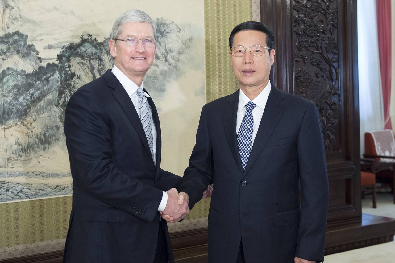 Tim Cook junto a Zhang Gaoli (Fotografía: WSJ)