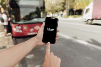 Uber permitirá reservar viajes para otras personas, tengan o no la app