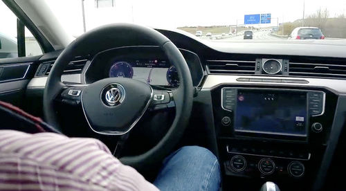 Volkswagen Passat, sin pies y sin manos, pero seguros