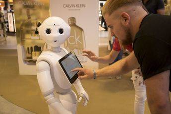 El robot humanoide de Dufry, Pepper, se convierte en el mayor reclamo tecnológico de la T4 del aeropuerto de Madrid