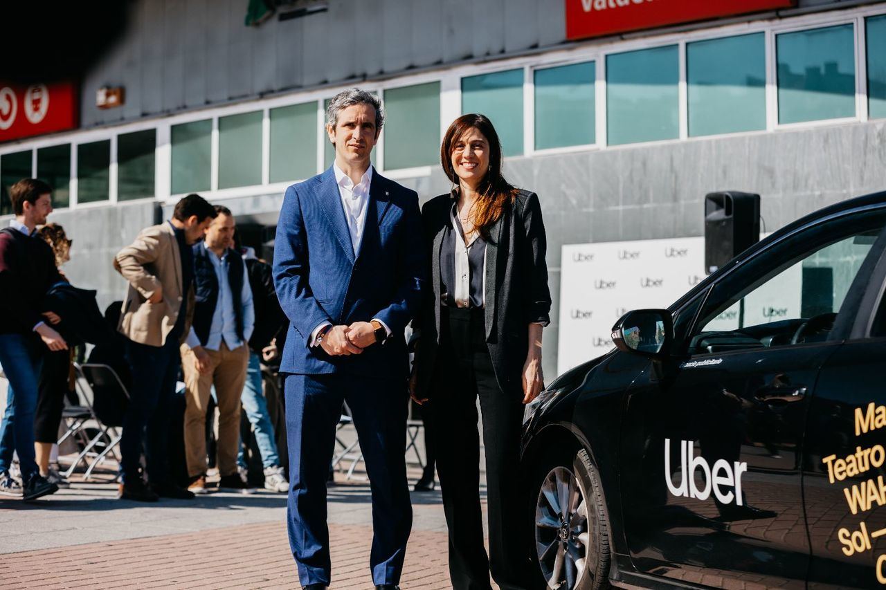 Aitor Retolaza, Alcalde de Alcobendas y Lola Vilas, directora de Uber en España