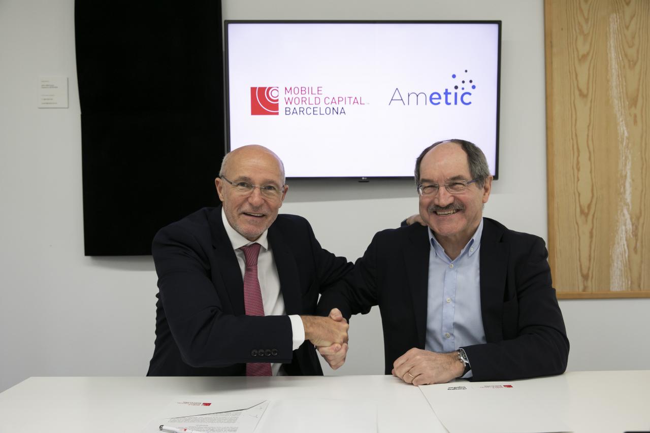 Carlos Grau, CEO de Mobile World Capital Barcelona y Pedro Mier, presidente de AMETIC, durante la firma del acuerdo