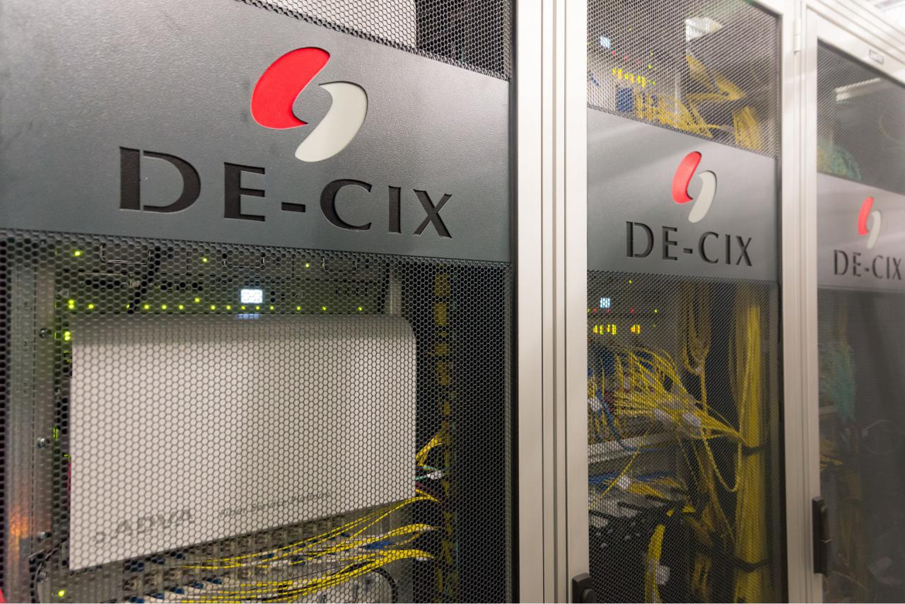 Adam y DE-CIX se unen para impulsar la conectividad cloud en España