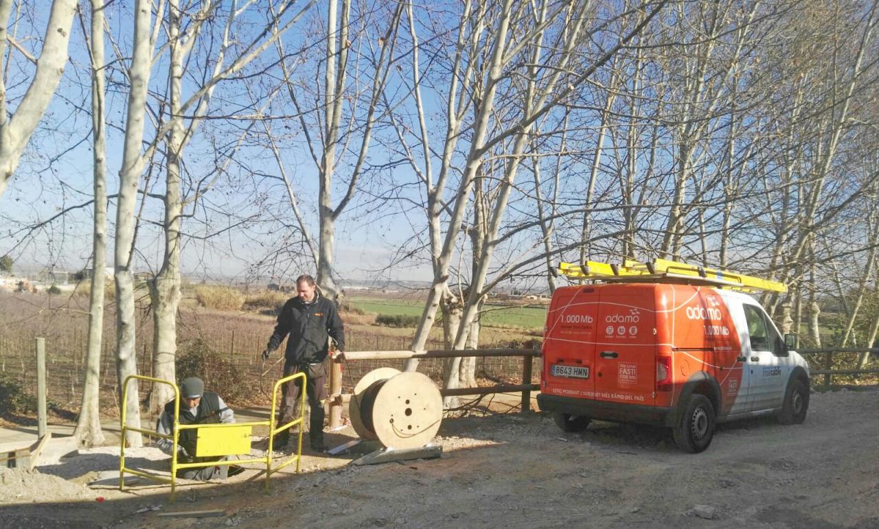 Un equipo de Adamo instalando su fibra óptica en una zona rural