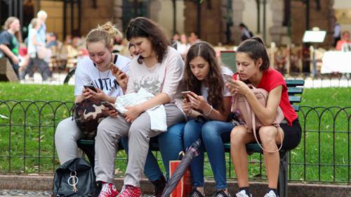 El 84% de los adolescentes usan el móvil para evitar aburrirse, sobre todo cuando están solos en casa