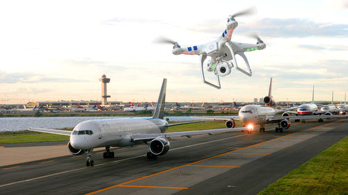 Un dron siembra el caos en el aeropuerto de Gatwick