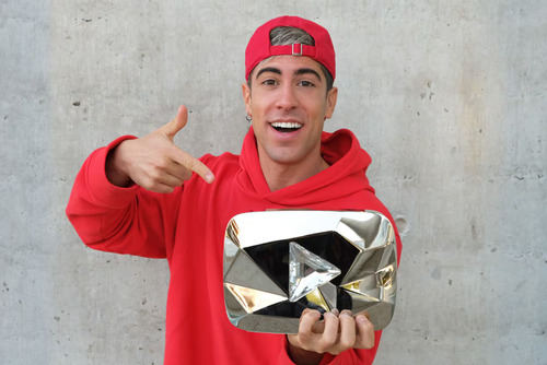 Alejo Igoa con su placa de 100 millones de seguidores en YouTube