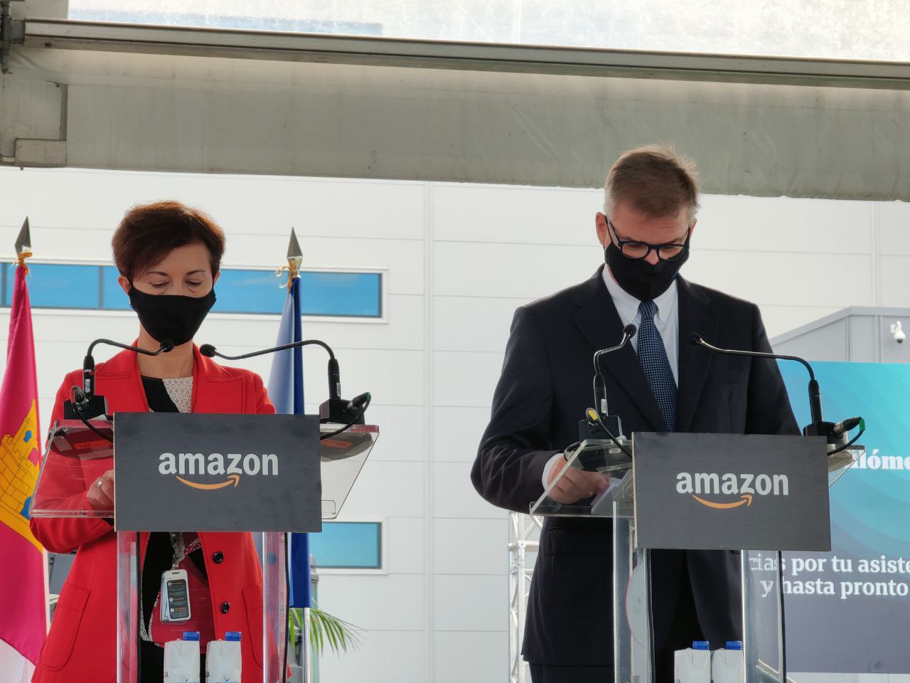 Mariangela Marseglia, vicepresidenta de Amazon en Europa y directora general para los mercados de España e Italia, y Fred Pattje, director general de operaciones de Amazon España durante la inauguración del nuevo centro en Illescas (Toledo, España)