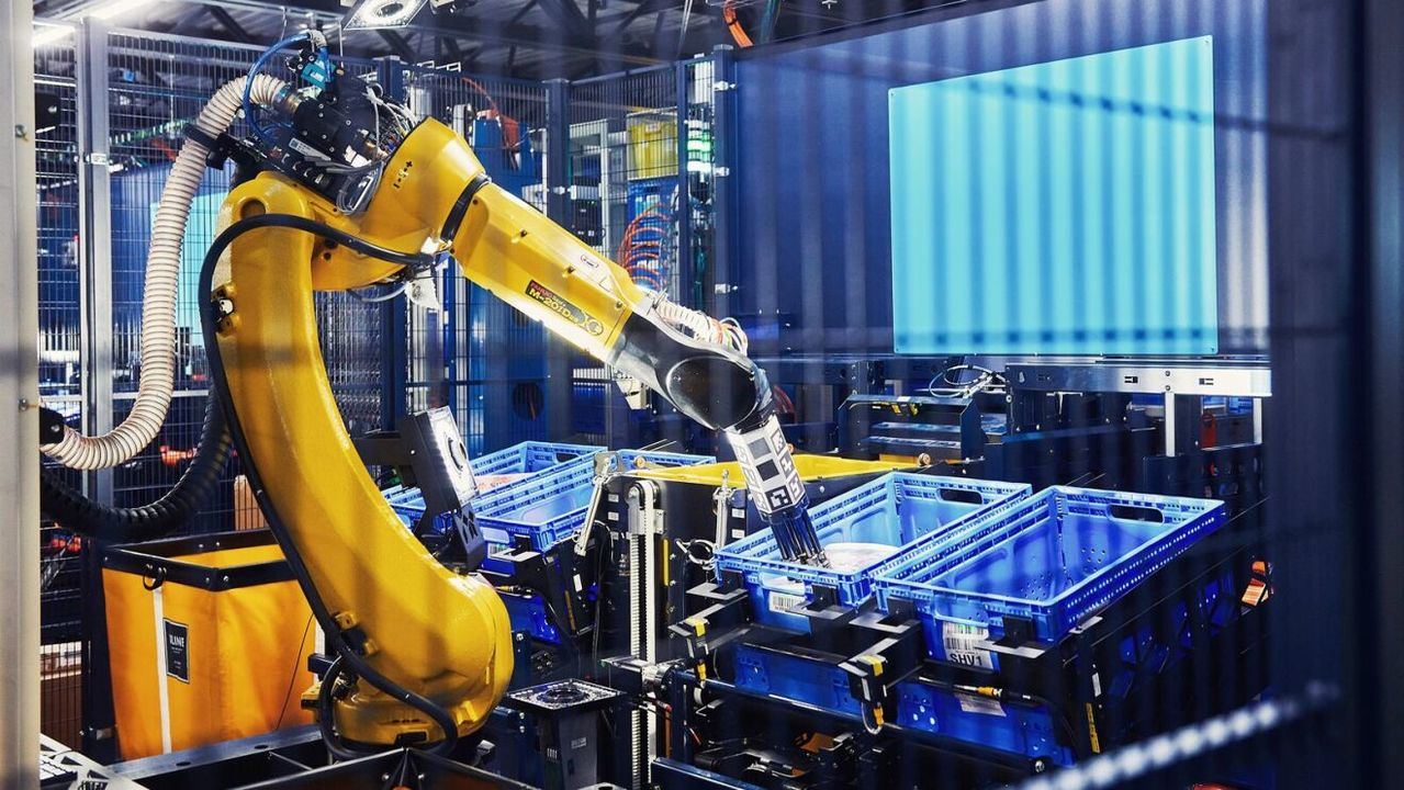 Sparrow, uno de los robots de Amazon, es un brazo robótico que detecta, selecciona y traslada artículos individuales a los contenedores específicos para enviarlos a las personas empleadas antes de que sean empaquetados.