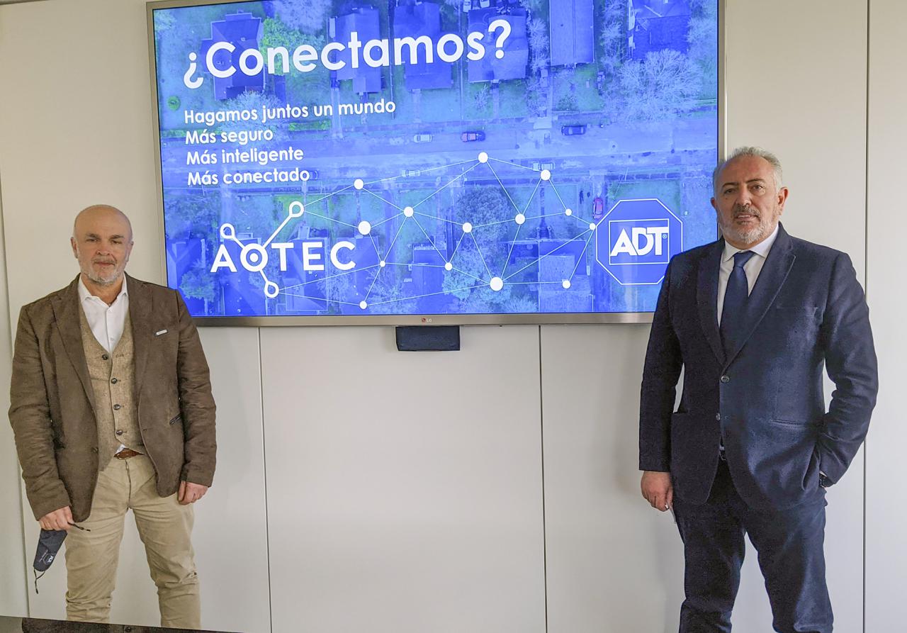 José González Osma, director de la Unidad de Negocio Residencial de Johnson Controls junto al presidente de AOTEC, Antonio García Vidal