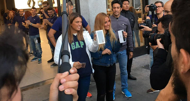 Las primeras compradoras de la tienda de Sol, en Madrid.