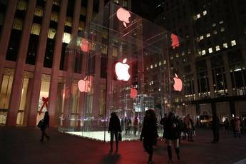 El día de la lucha mundial contra el SIDA el logotipo de Apple se cambia a color rojo