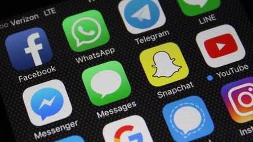 Los mensajes de WhatsApp, Telegram o Facebook Messenger duplican las llamadas por móvil y fijo en el uso diario
 