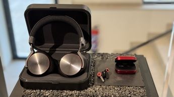 Ear 1: Nothing presenta sus primeros auriculares inalámbricos transparentes  con 25 horas de autonomía