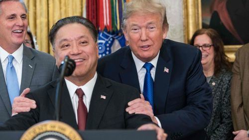 Tan Hock Eng, CEO de Broadcom, junto a Donald Trump, expresidente de Estados Unidos