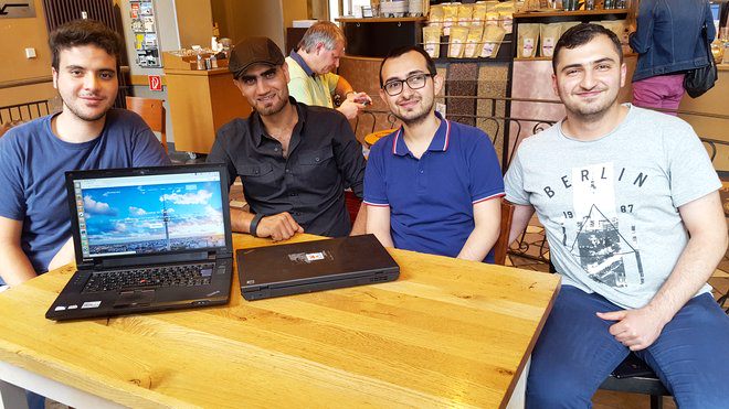 De izquierda a derecha, Ghaith Zamrik (19), Omar Al Shafai (30), Ahmad Alarashi (30) y Yazan Salmo (20)