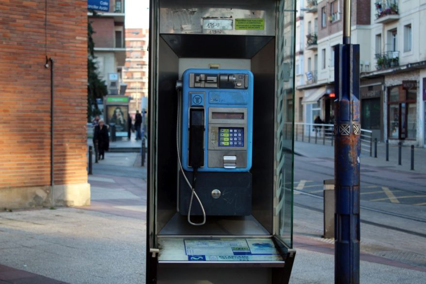 El Gobierno, listo para colgar las cabinas telefónicas