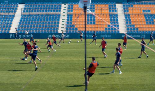 En lo alto, una cámara graba la sesión de entrenamientos de un club de fútbol base