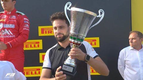 Adrián Campos Jr., actual director del equipo, celebrando la victoria