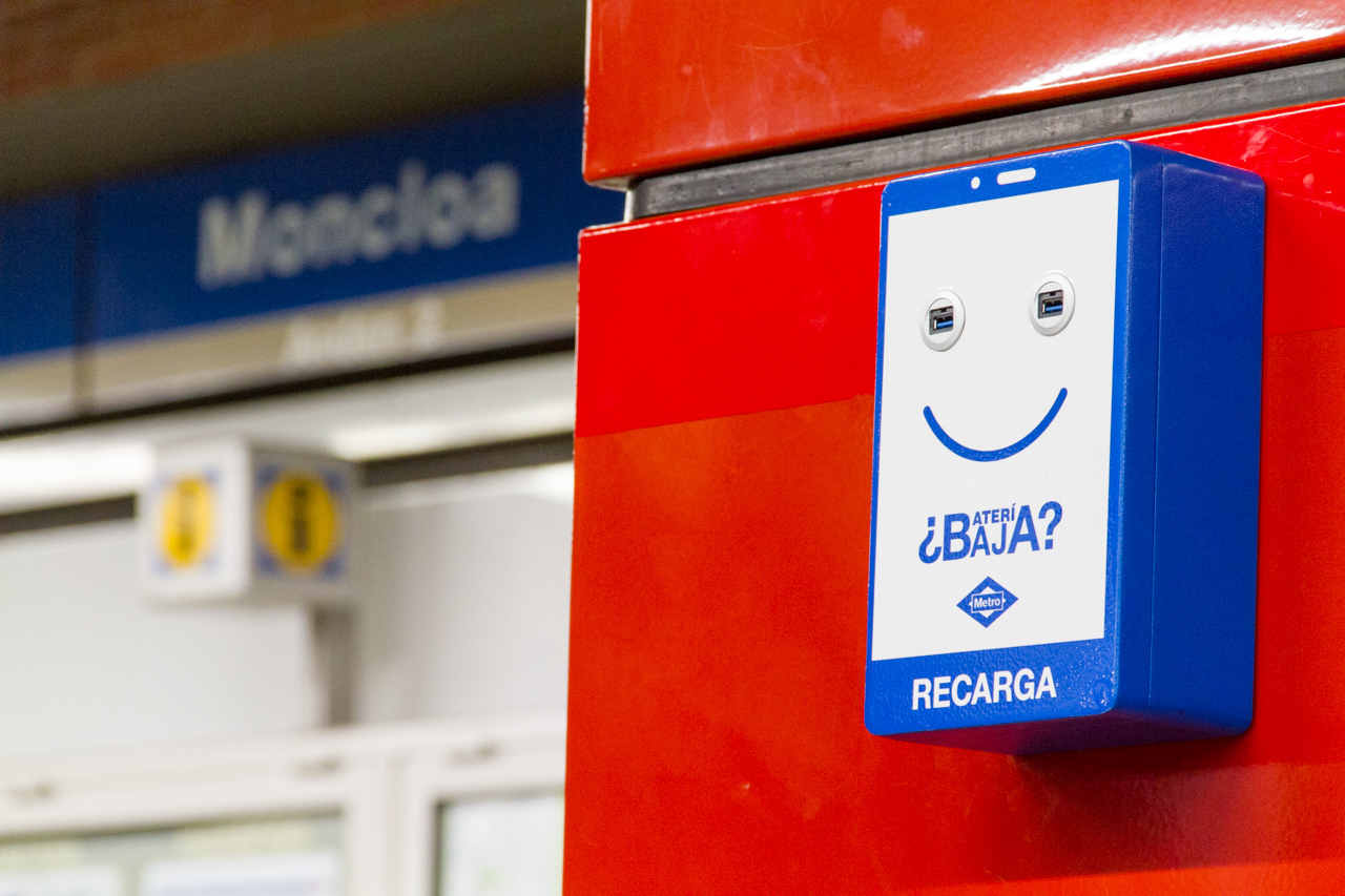 Uno de los cargadores instalados en la estación de Moncloa del Metro de Madrid