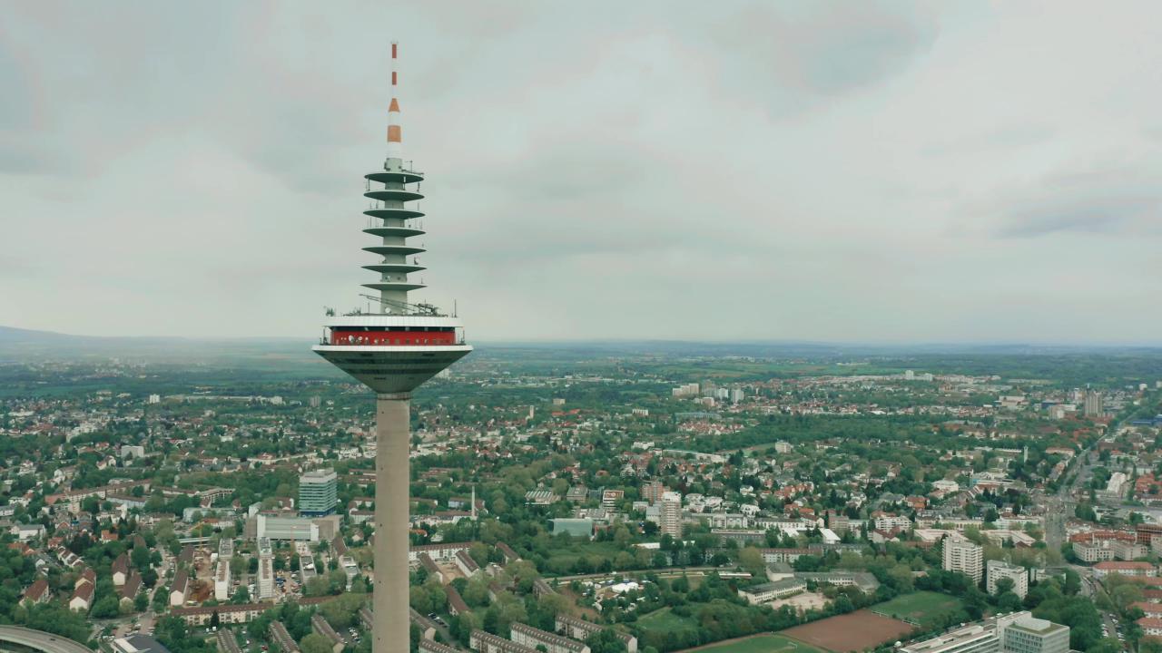 La Europaturm (337 metros de altura) es una de las torres de telecomunicaciones más icónicas de todo Alemania