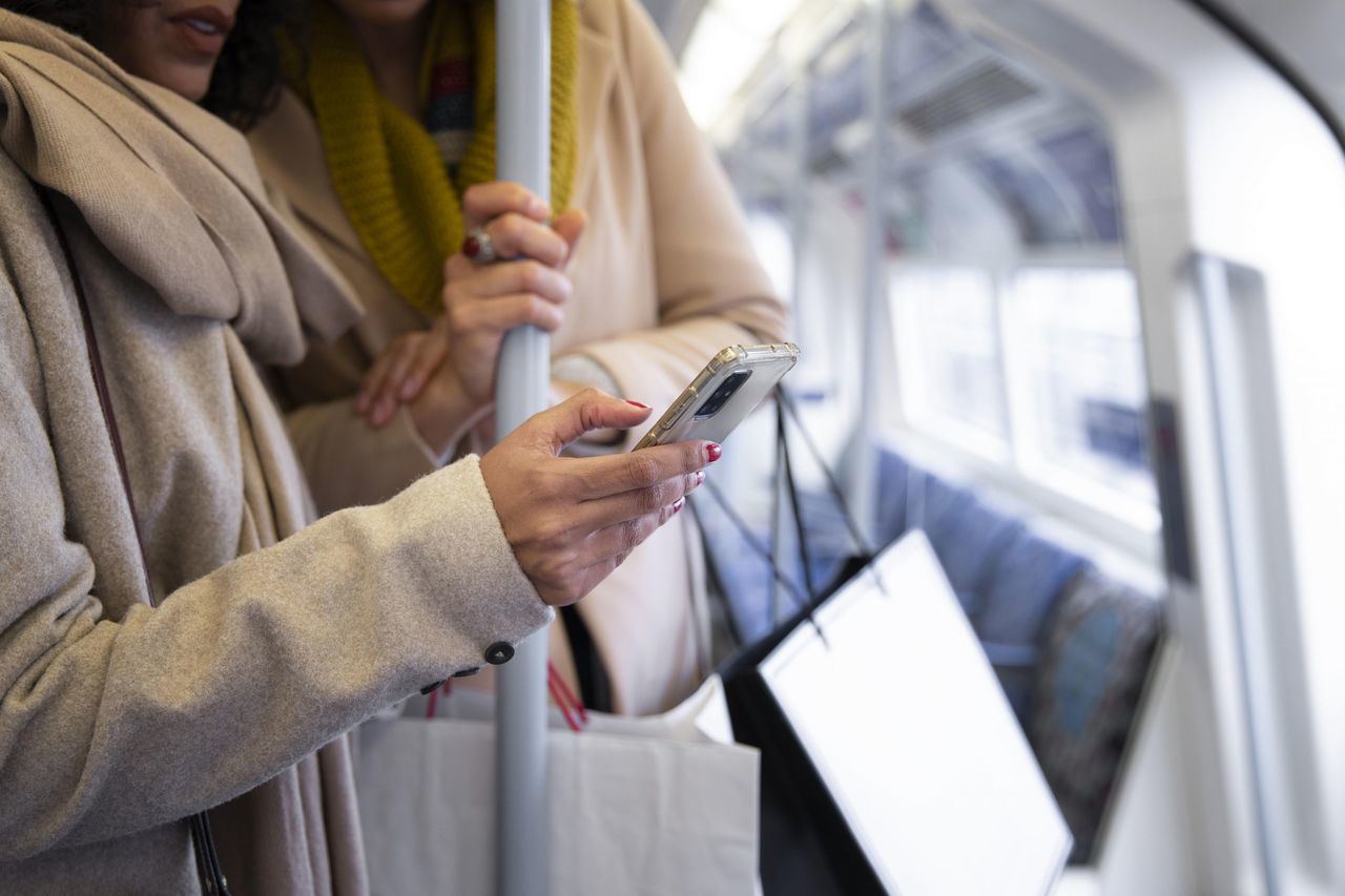 El 34% de los españoles afirma haber sido espiado mientras usaba el móvil en el transporte público