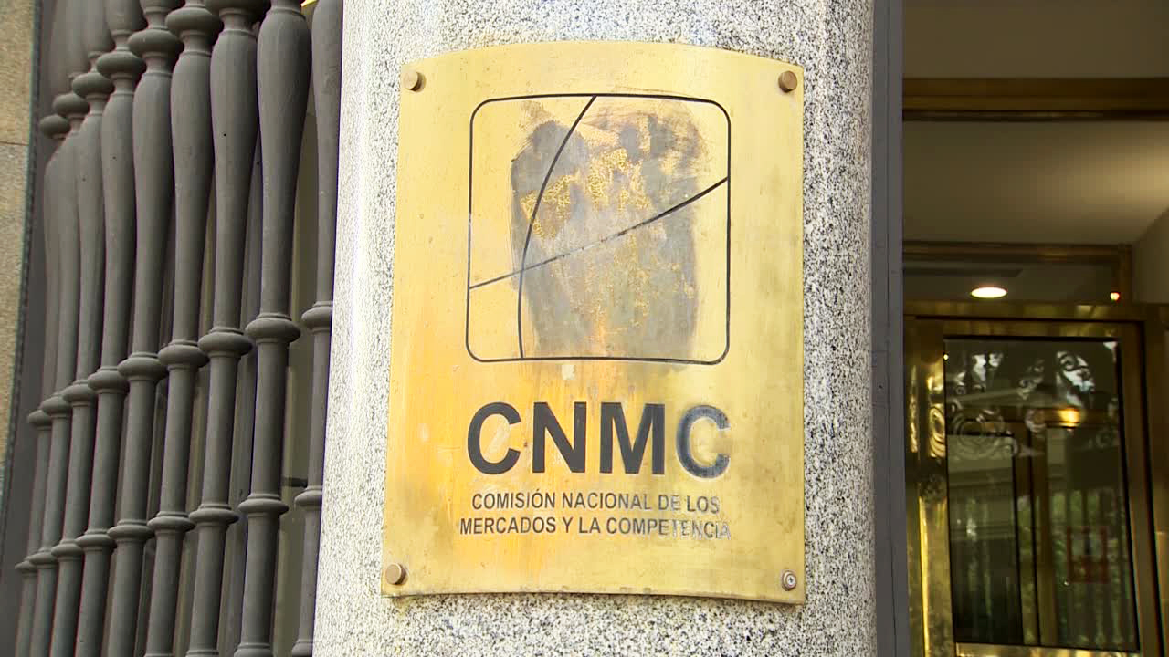 La CNMC multa con 225 mil euros a Telefónica y Opera por infracciones en el uso del 902