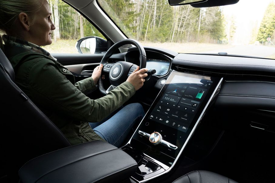 Los botones físicos superan a las pantallas táctiles en los coches nuevos