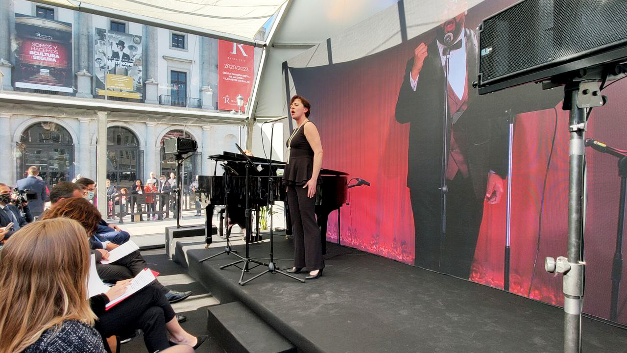 Los músicos de la Escuela de Música Reina Sofía interpretan los temas durante el acto en la Plaza de Isabel II (Madrid)