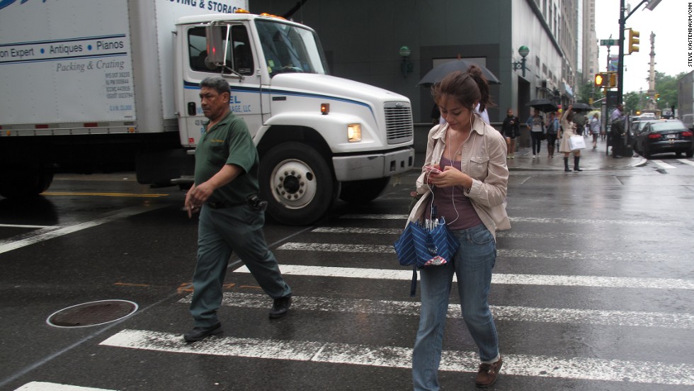 Honolulu se suma a las ciudades que multan a los viandantes que escriben en el móvil al cruzar