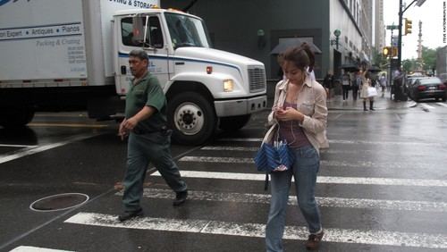 Honolulu se suma a las ciudades que multan a los viandantes que escriben en el móvil al cruzar