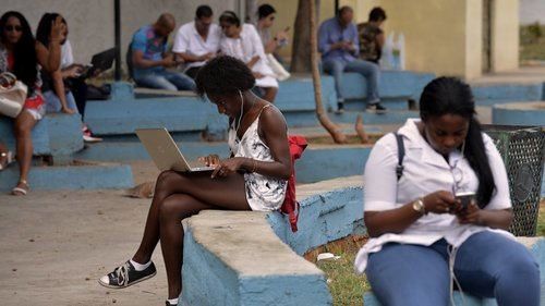 El gobierno cubano y Google firman un acuerdo para aumentar el servicio directo de Internet