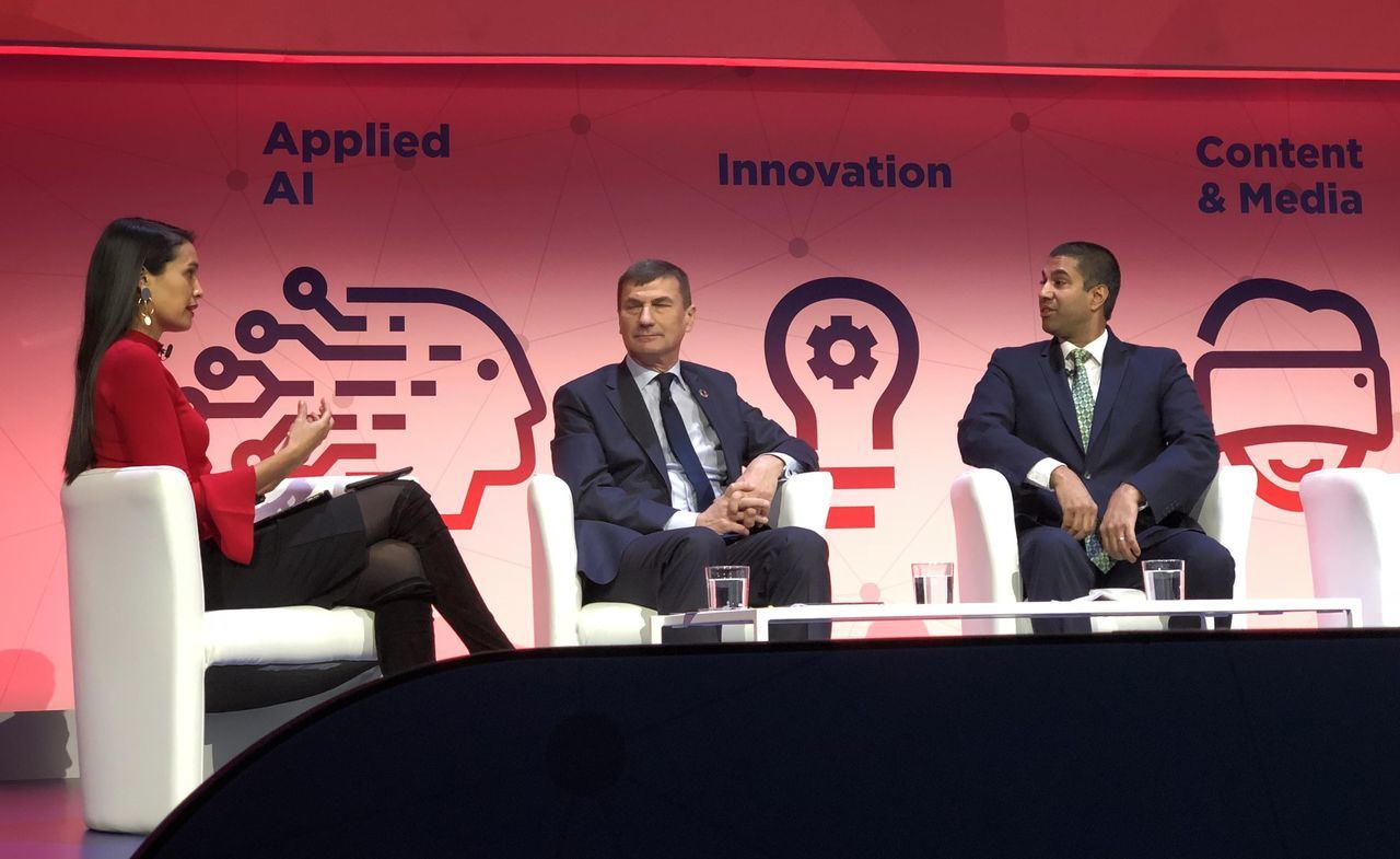 En el centro, Andrus Ansip, comisario europeo para el Mercado Único Digital, a la derecha Ajit Pai, presidente de la FCC